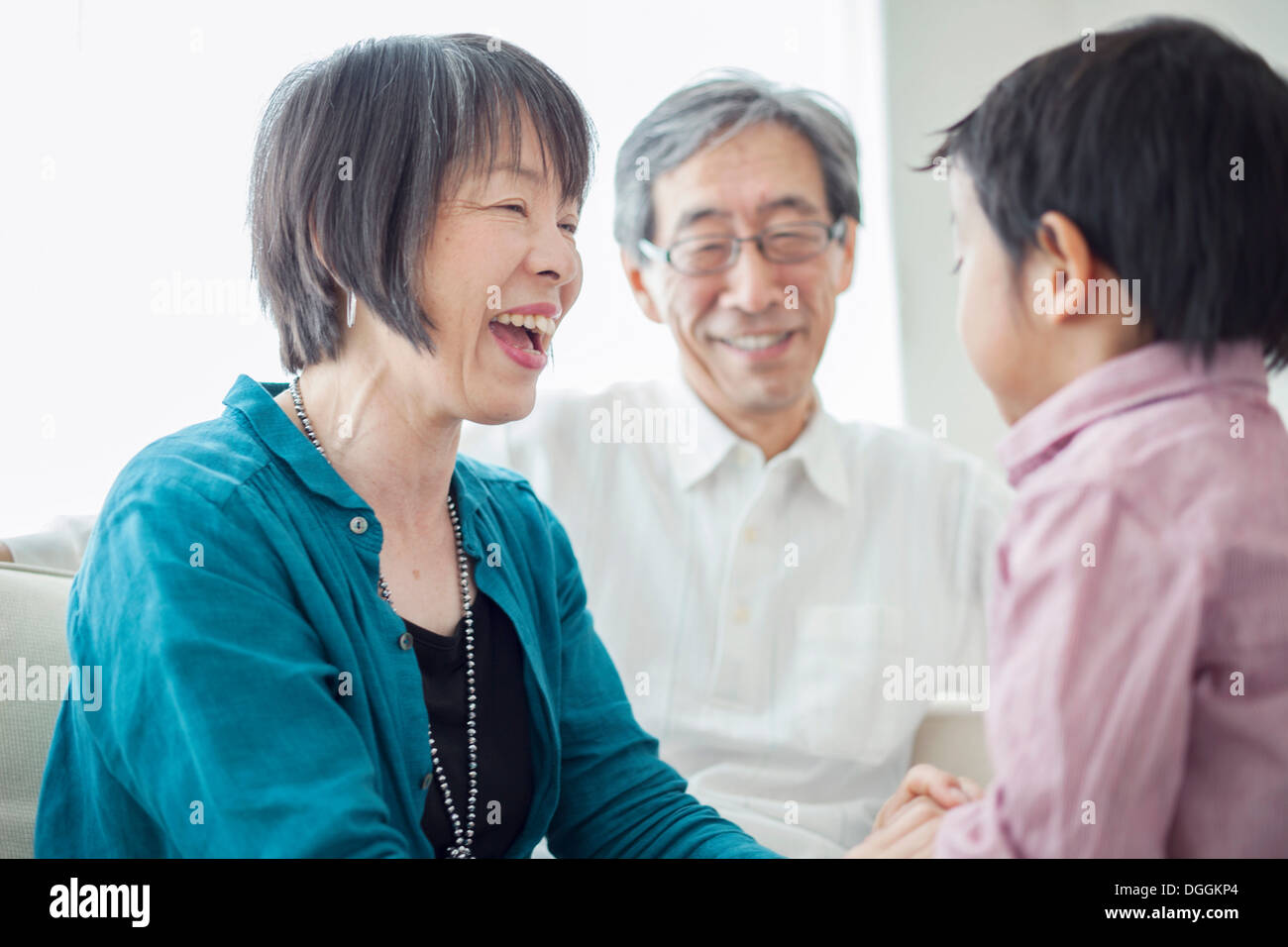 Les grands-parents avec petit-fils rire Banque D'Images