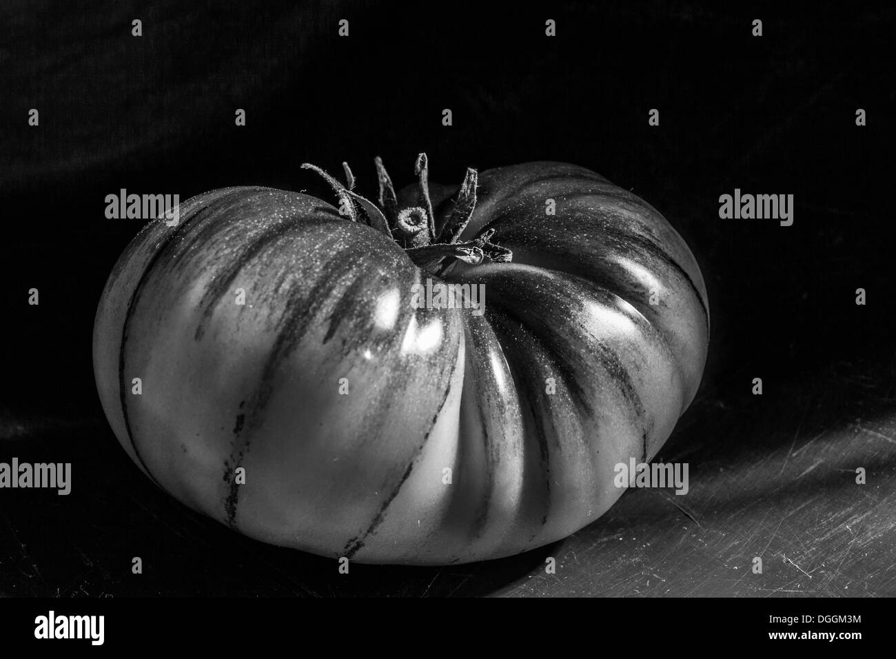 Tomate Marmande tourné dans un style d'Edward Weston. Banque D'Images