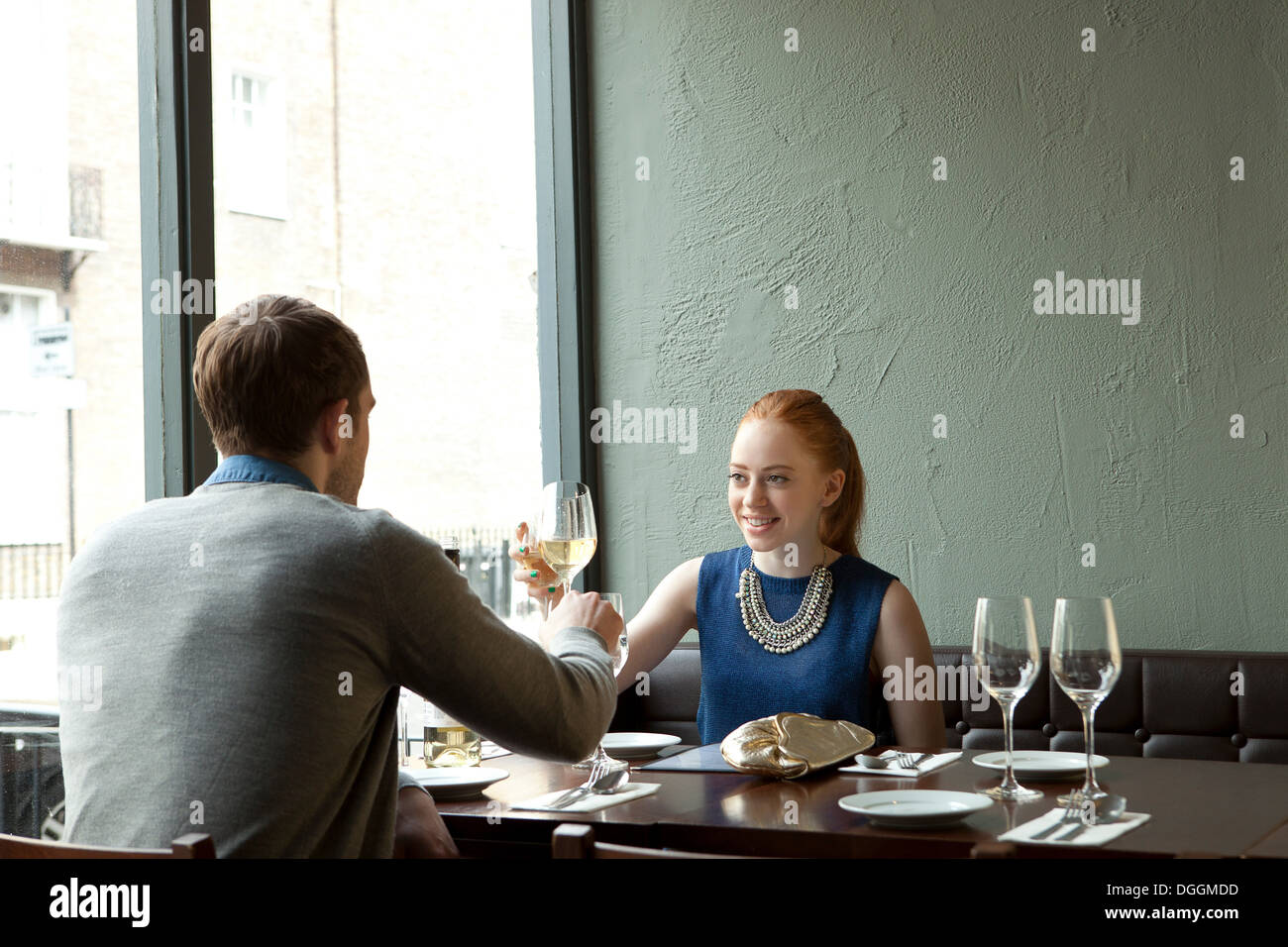 Young couple in restaurant with Banque D'Images