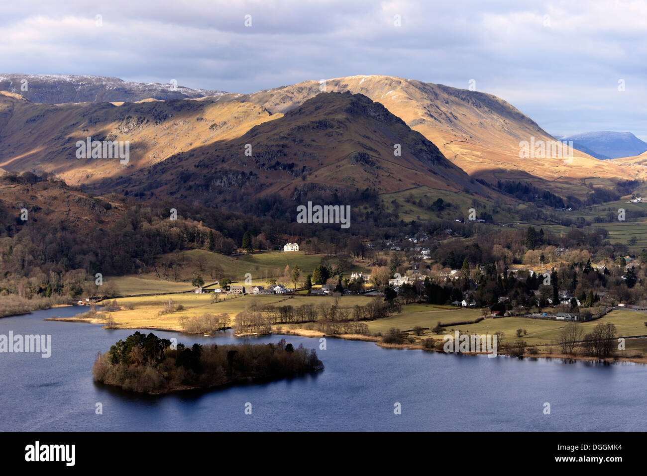 Grasmere, Helm Crag et de l'acier a chuté, en hiver. Parc National de Lake District, Cumbria, Angleterre, Royaume-Uni, Europe. Banque D'Images