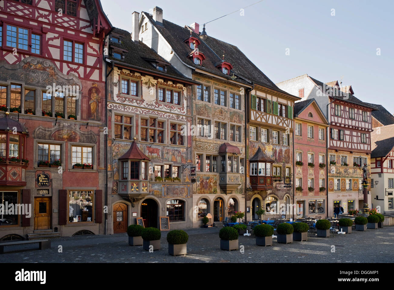 Peintures murales sur les façades de la place Rathausplatz, Stein am Rhein, Canton de Schaffhausen, Suisse, Europe Banque D'Images