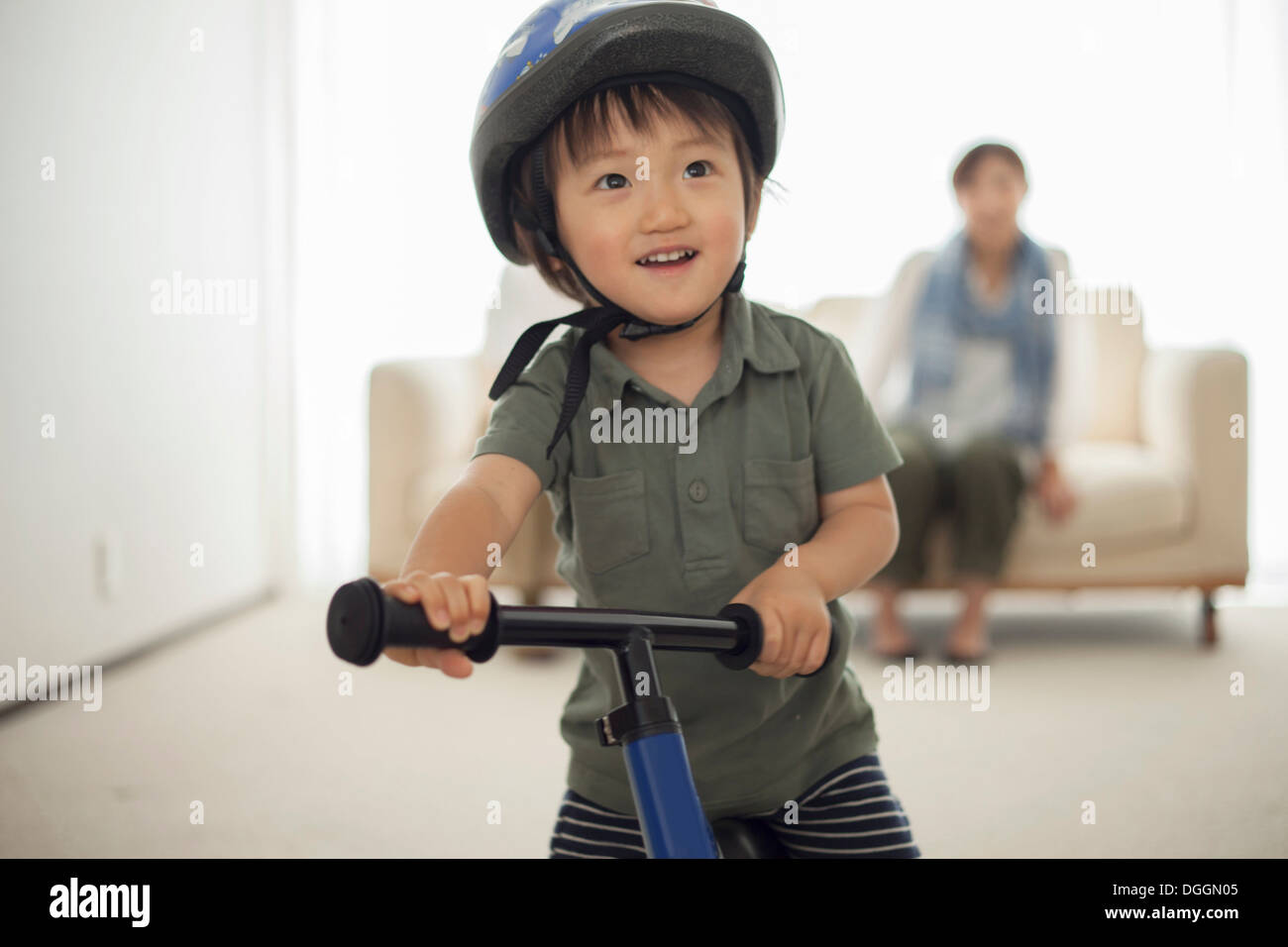 Boy wearing cycling helmet, portrait Banque D'Images