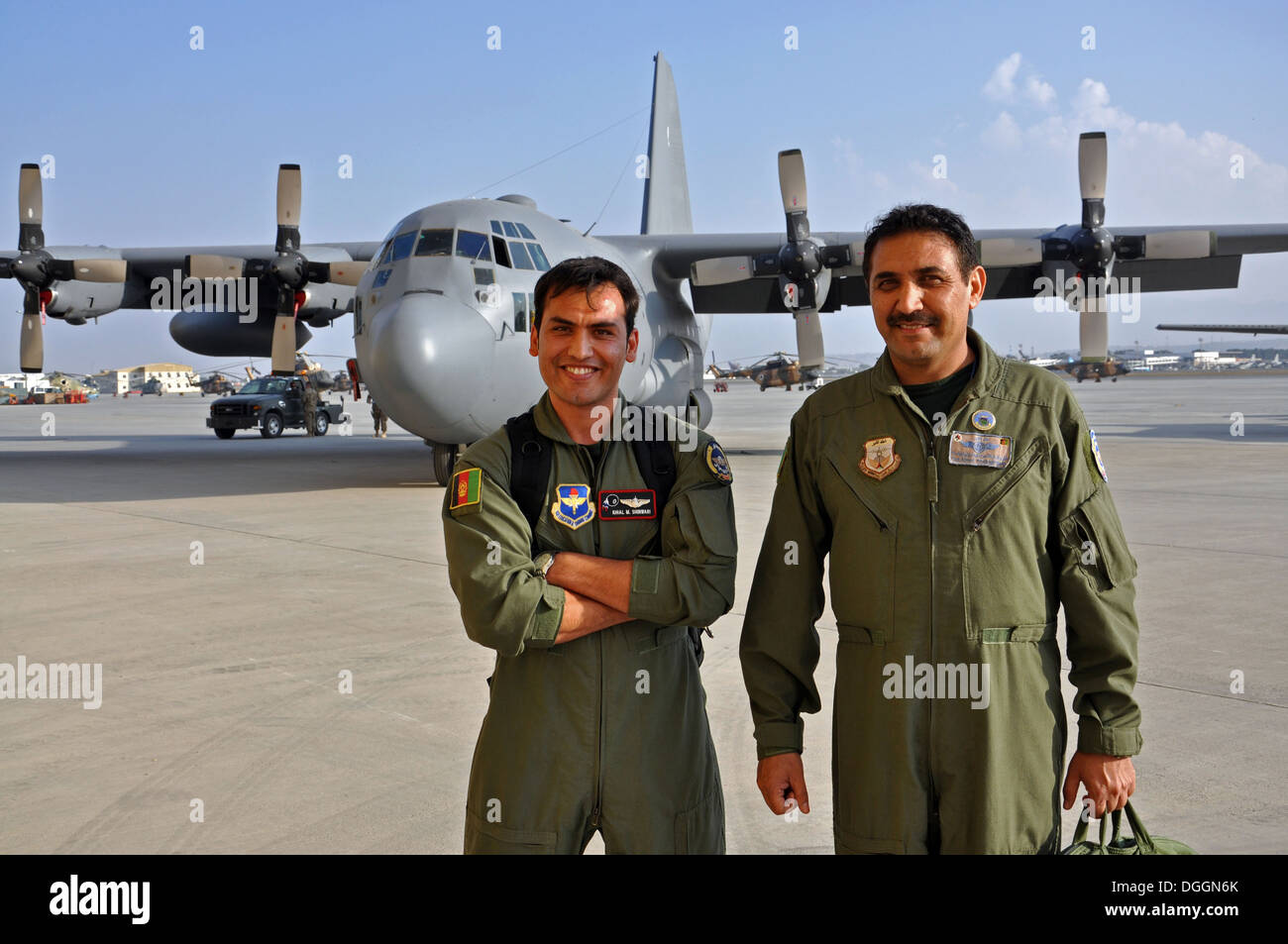 Les pilotes de la force aérienne afghane 1er lieutenant Khial Shinwari (à gauche) et le Colonel Almal Pacha (à droite) sont les deux premiers C-130 pilotes dans l'AAF. Ils ont suivi une formation à la base aérienne de Little Rock, Ark., et retournés en Afghanistan au début du mois d'octobre. Shinwari et Banque D'Images