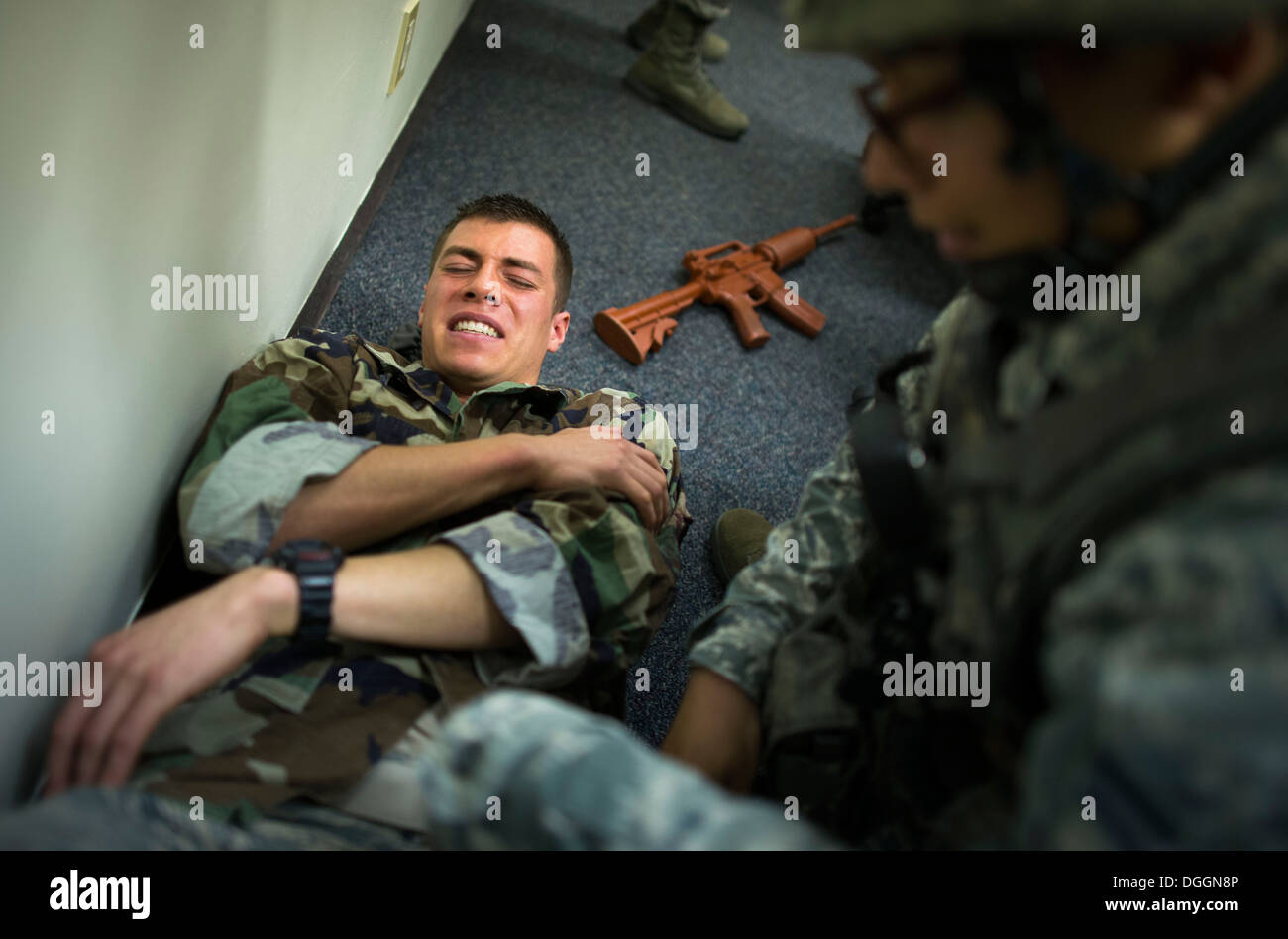 Un rôle player se trouve dans la douleur après avoir été abattu lors d'un tireur actif dans le cadre de la semaine de préparation du scénario à Yokota Air Base, Japon, Banque D'Images