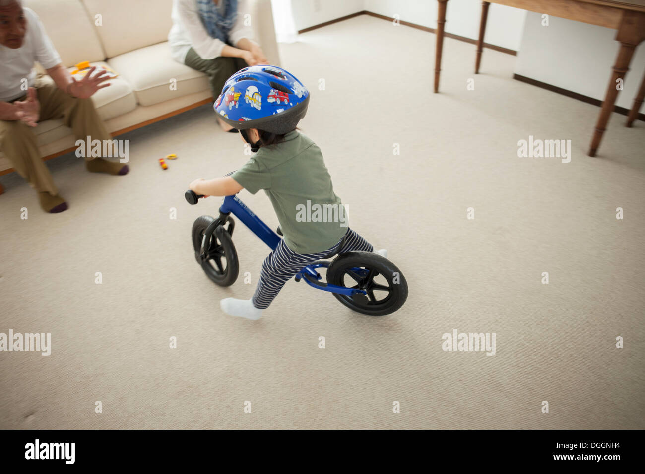Garçon apprendre à faire du vélo location, high angle Banque D'Images