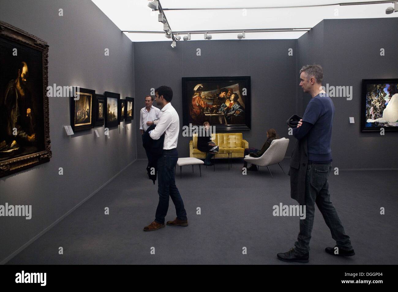 Londres, Royaume-Uni. 19 Oct, 2013. Foire de l'Art de Maîtres frise.Le salon compte principales galeries d'art présentation faite avant l'année 2000, allant de l'époque antique et l'art ancien à la fin du 20e siècle, Regent's Park, London, UK. © Veronika Lukasova/ZUMAPRESS.com/Alamy Live News Banque D'Images