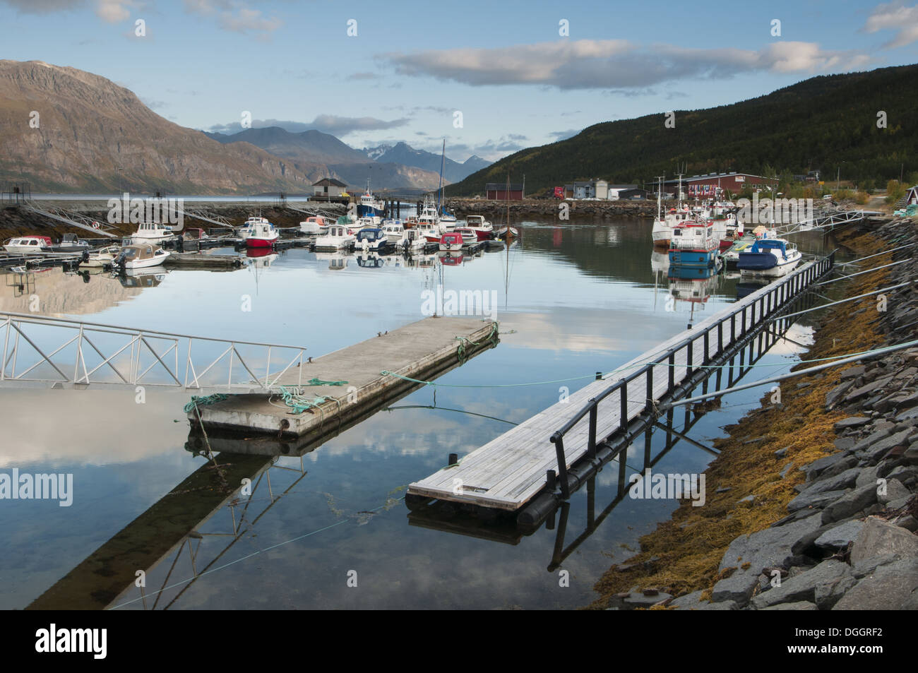 Bateaux amarrés dans le port au lever du soleil, Skibotn, fjord Lyngen, Troms County, Laponie, Norvège du Nord, septembre Banque D'Images