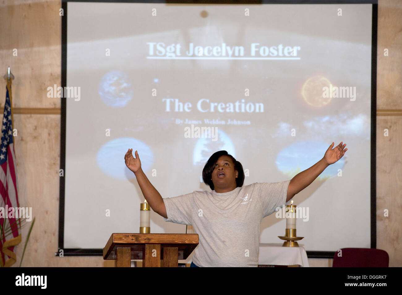 Tech. Le Sgt. Jocelyn Foster raconte une histoire poétique de "La création", en s'appuyant sur le récit de la création dans le livre de la Genèse Au cours d'un spectacle de musique à la 376e Escadre expéditionnaire de la chapelle au centre de transit de Manas, au Kirghizistan, le 6 octobre 2013. Foster est un Banque D'Images