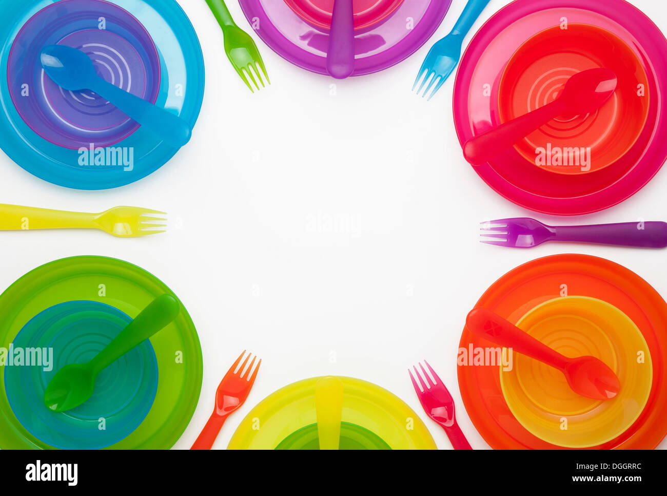 Plaques en plastique coloré, Tasses, bols, cuillères et fourchettes Banque D'Images