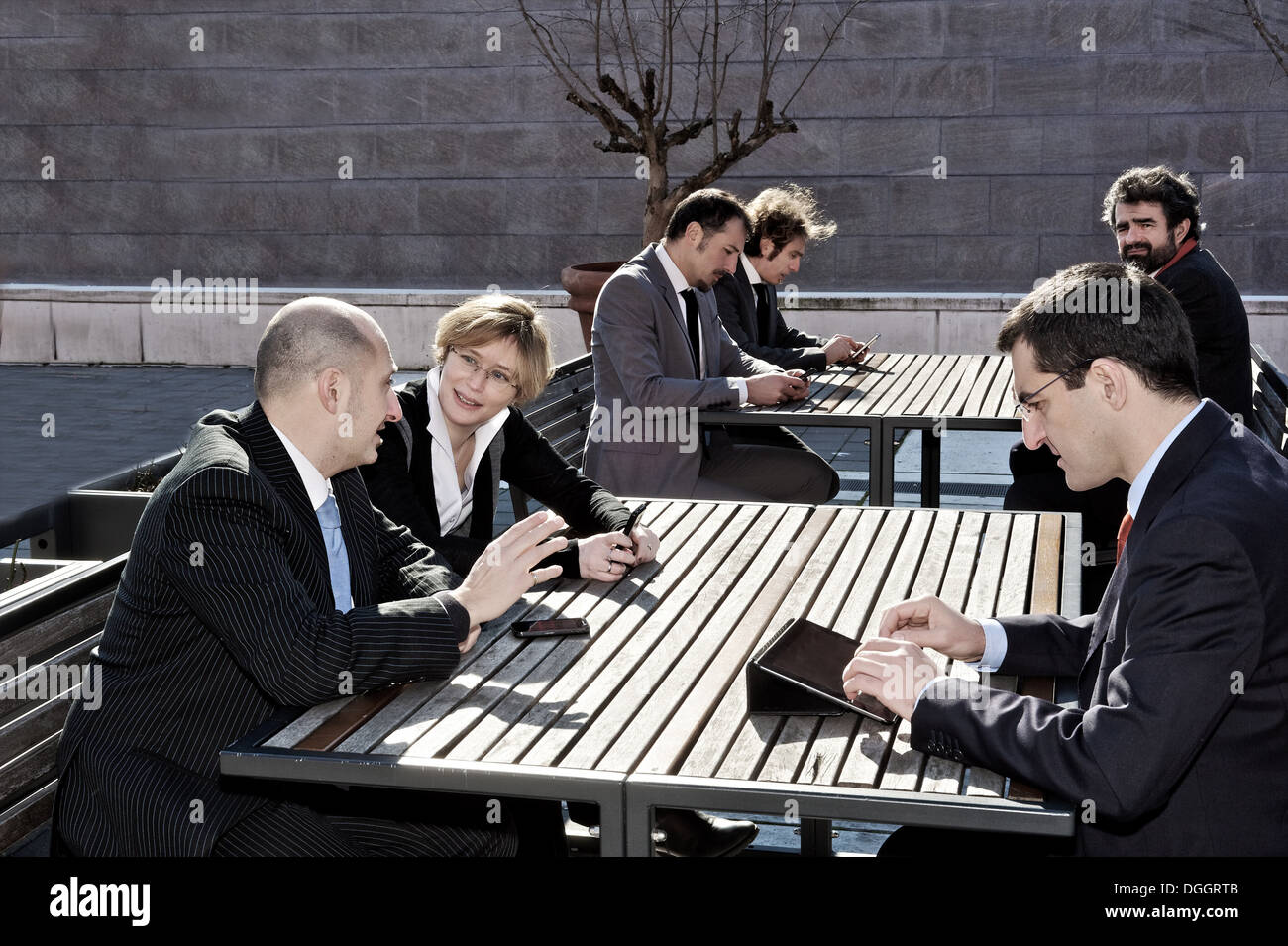 Les gens d'affaires travaillant à des tables en plein air Banque D'Images