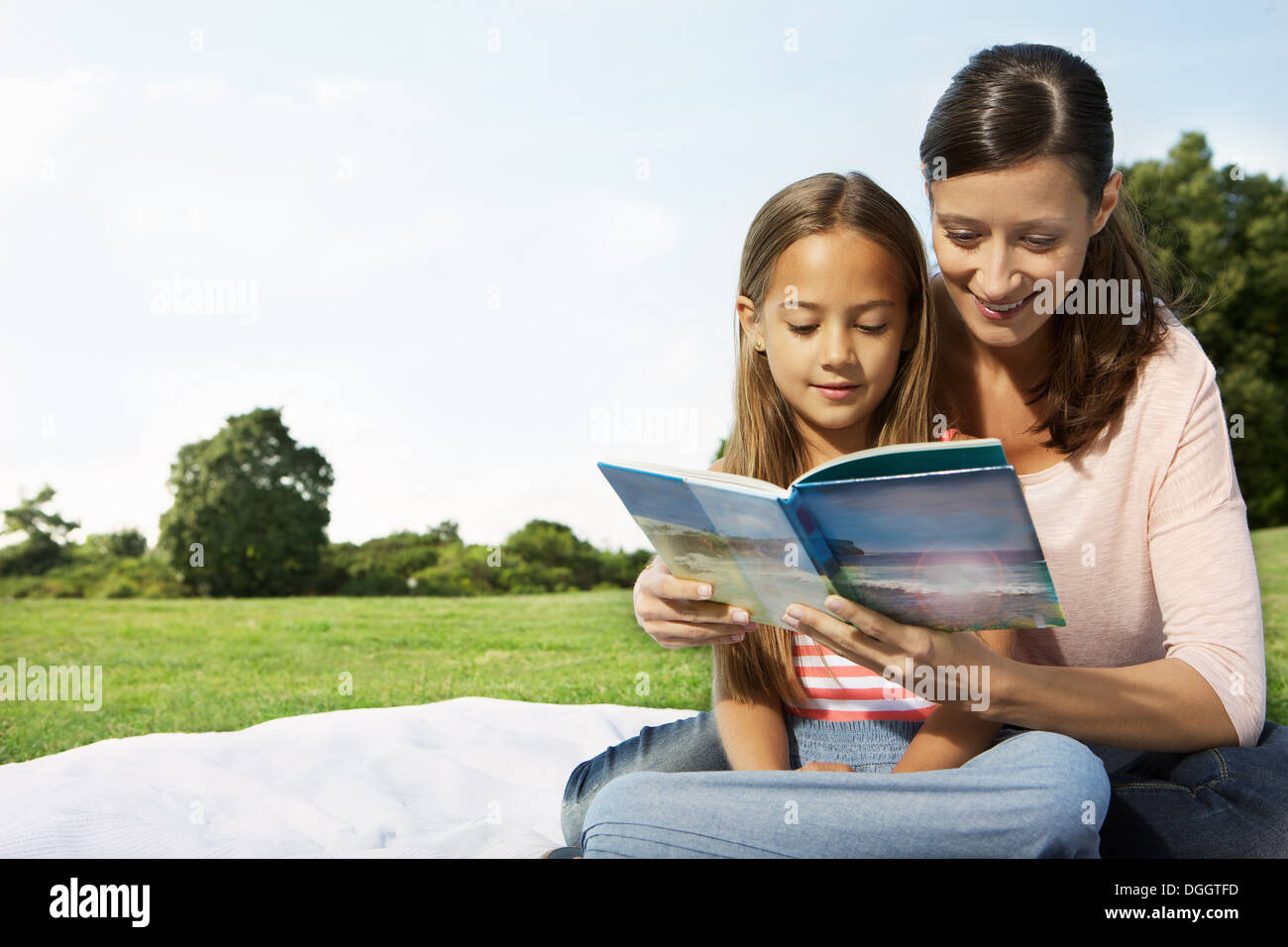Mother and Daughter reading book Banque D'Images