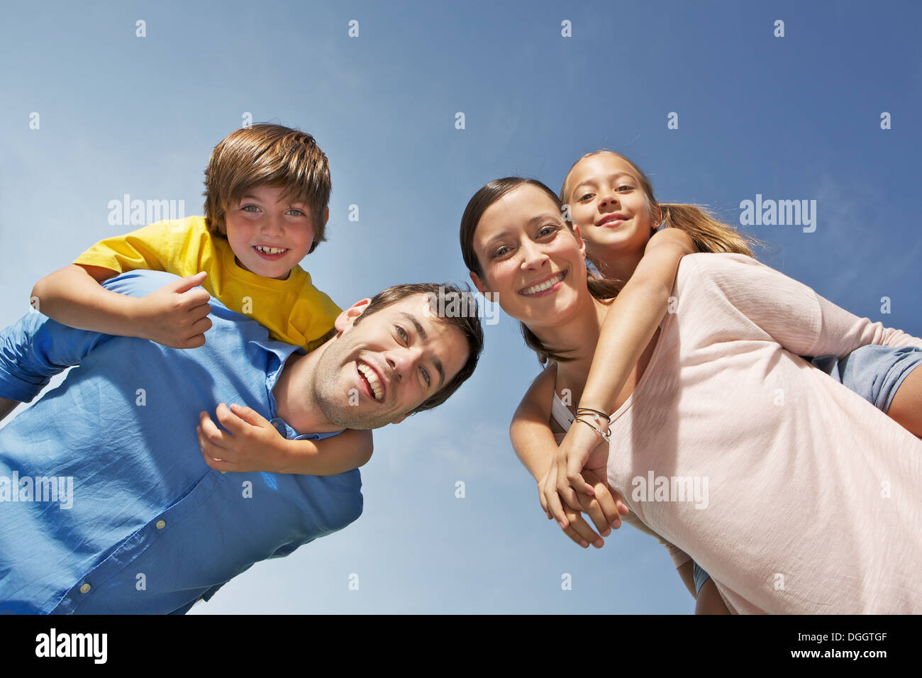 Portrait de famille avec deux enfants de moins de Banque D'Images