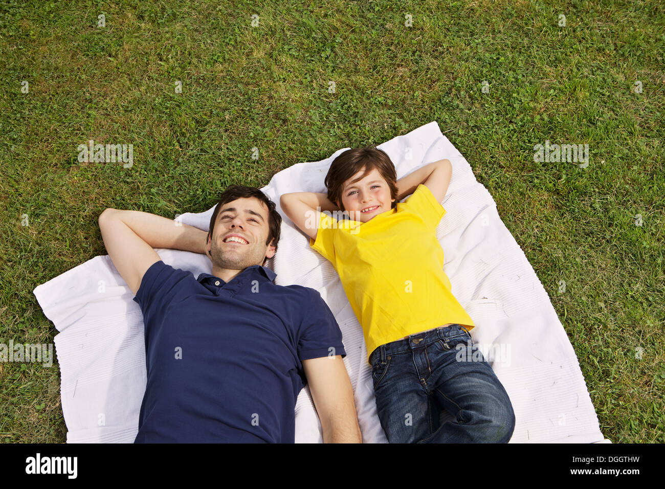 Père et fils lying on blanket, high angle Banque D'Images