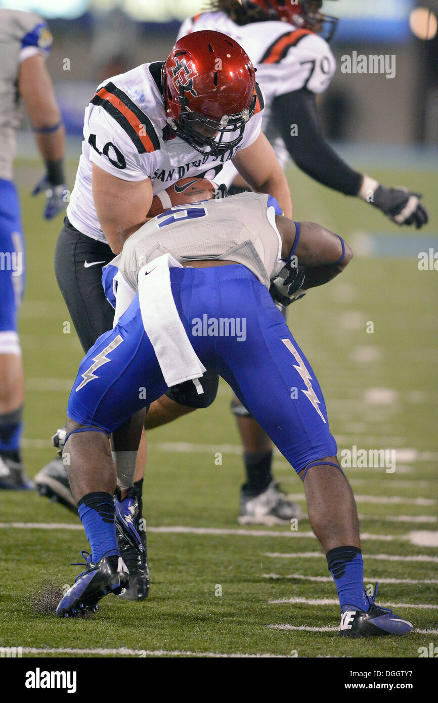 Pèlerin arrière défensif Dexter Walker, en secondaire 1, arrête San Diego fullback Tchad jeune comme Air Force a rencontré Mountain West Conference Banque D'Images