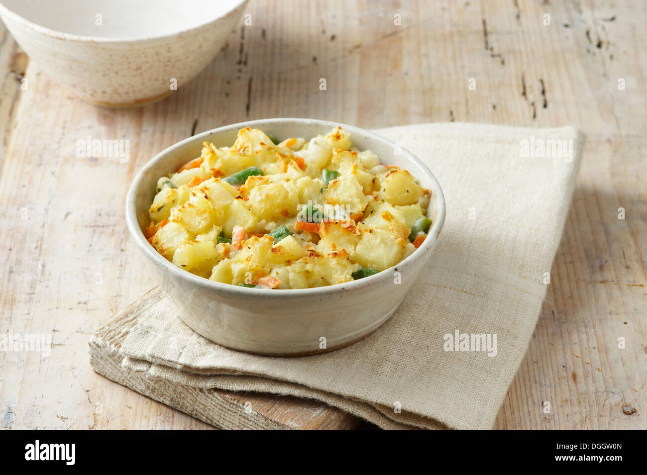 Cuire les petits légumes composé de pommes de terre, haricots verts et les carottes dans un bol blanc Banque D'Images