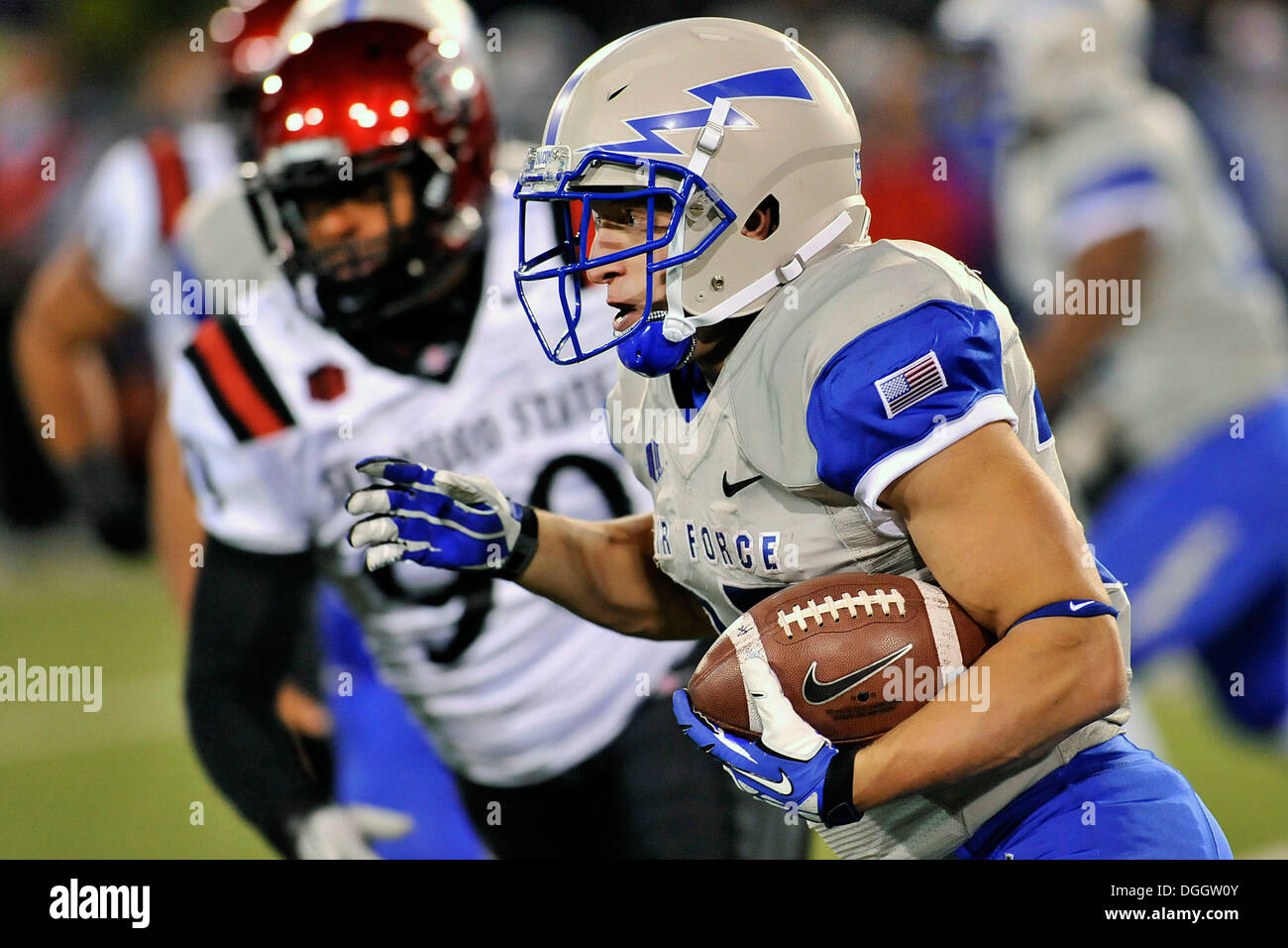 Pèlerin en marche arrière Anthony LaCoste yardage gains comme Air Force a rencontré Mountain West Conference San Diego State rival à l'US Air Force Academy's Falcon Stadium à Colorado Springs, Colorado, le 10 octobre 2013. Les Aztèques ont marqué trois touchés au quatrième qua Banque D'Images