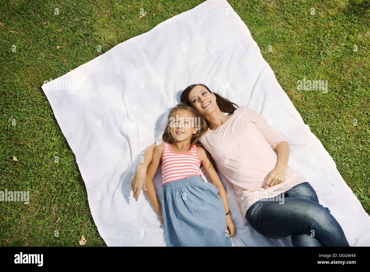 Mother and Daughter lying on blanket, high angle Banque D'Images