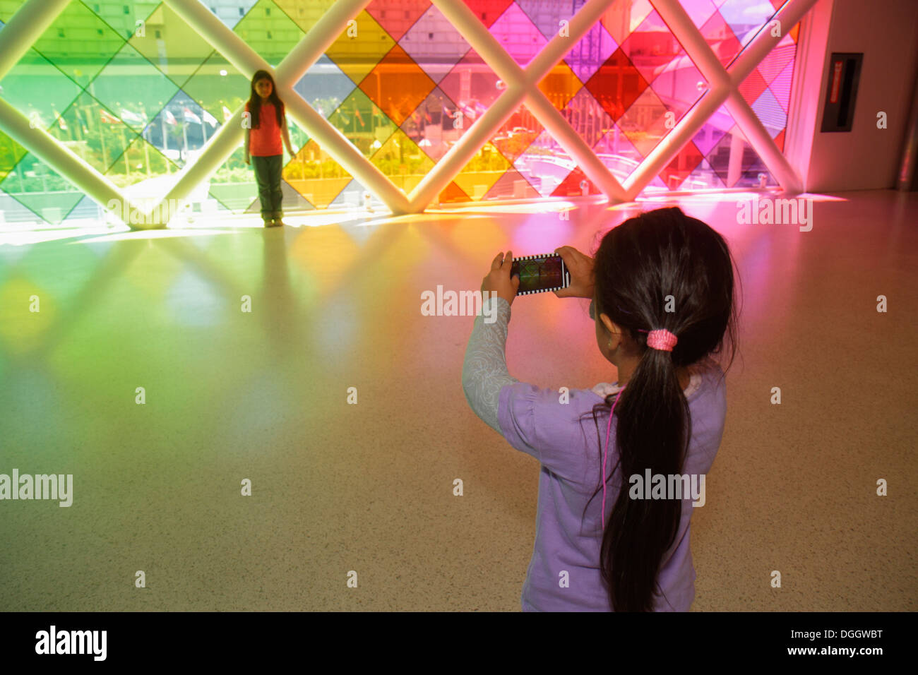 Miami Florida International Airport MIA, terminal, verre teinté, coloré, fille hispanique filles, jeune, femmes enfants enfants prenant le smartphone, téléphones, caméra Banque D'Images