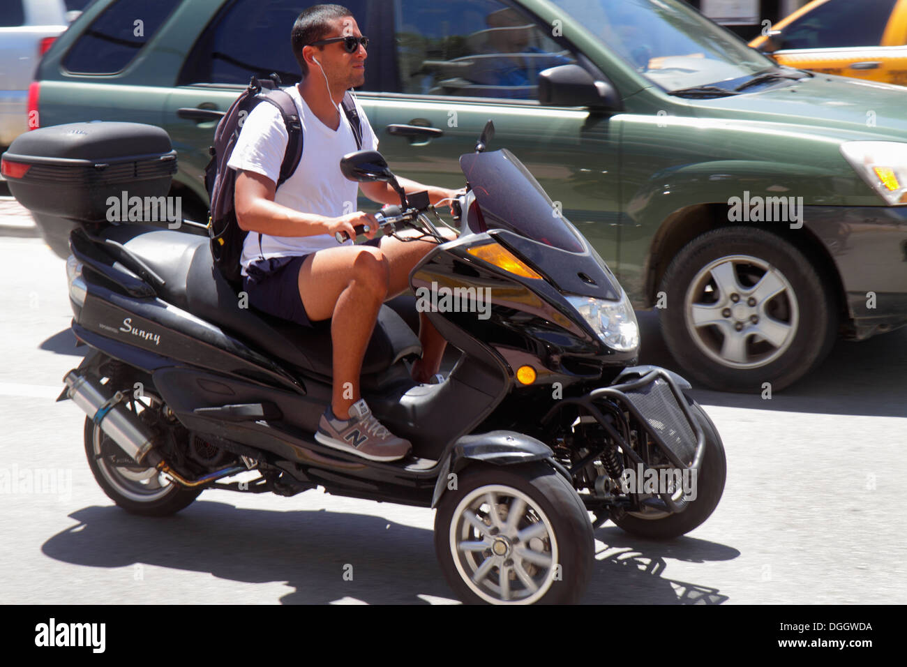 Miami Beach Florida,Washington Avenue,homme hommes,moto,trike,3 trois roues,Sunny,hispanique homme hommes,pilote,équitation,pas de casque,recherche FL130813 Banque D'Images