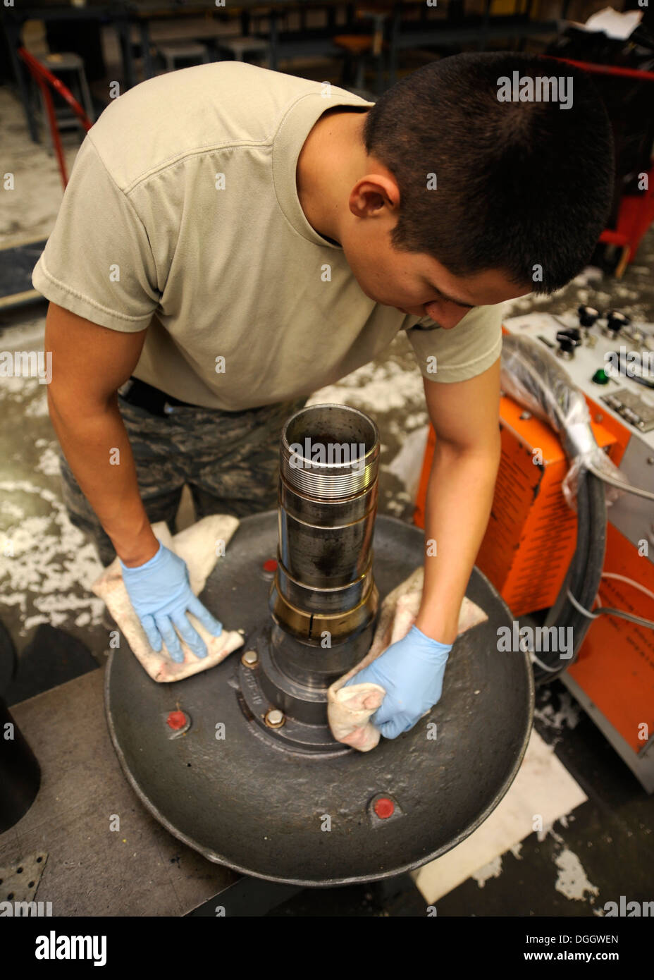 Abraham Senior Airman Olalde nettoie une hélice test stand pendant les étapes finales de briser le 379e Escadron de maintenance centralisée expéditionnaire hélice de réparation à la 379e escadre expéditionnaire aérienne en Asie du Sud-Ouest. Le 7 octobre 2013. Dans Banque D'Images