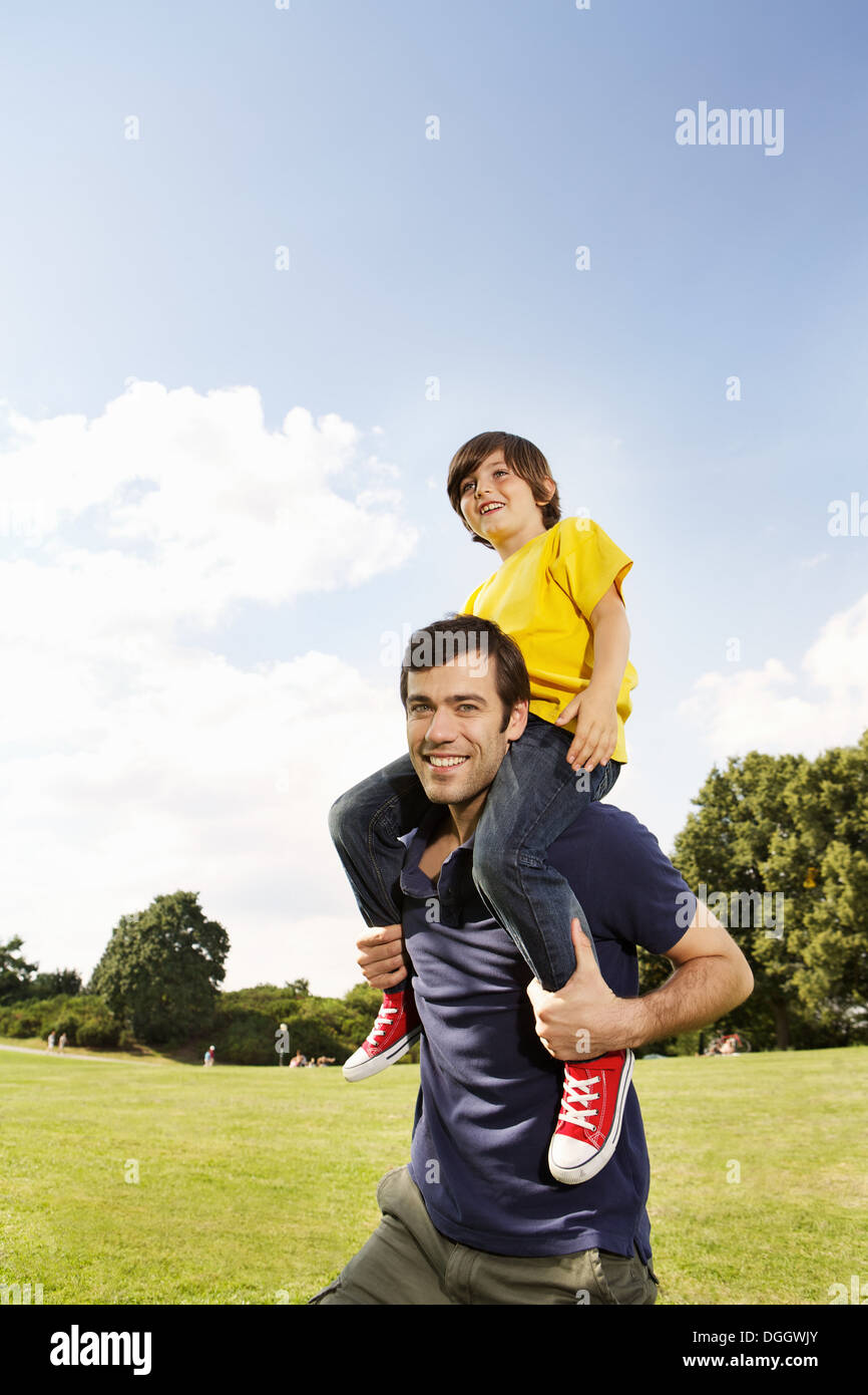 Father carrying son on shoulders Banque D'Images