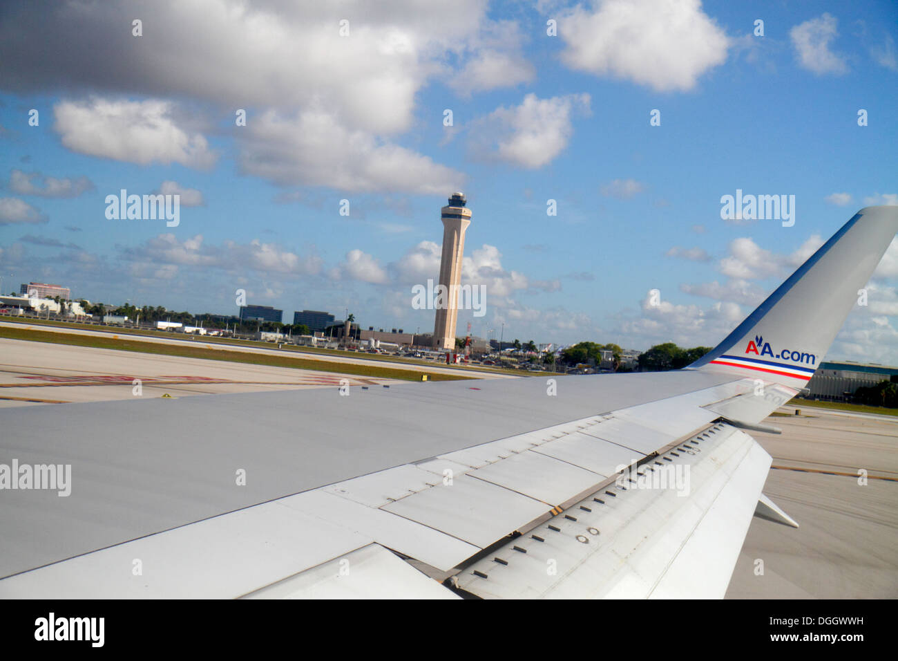 Aéroport international de Miami Florida MIA, American Airlines, vue sur les sièges de fenêtre, tour de contrôle de la circulation aérienne, aile, décollage, visite touristique Banque D'Images