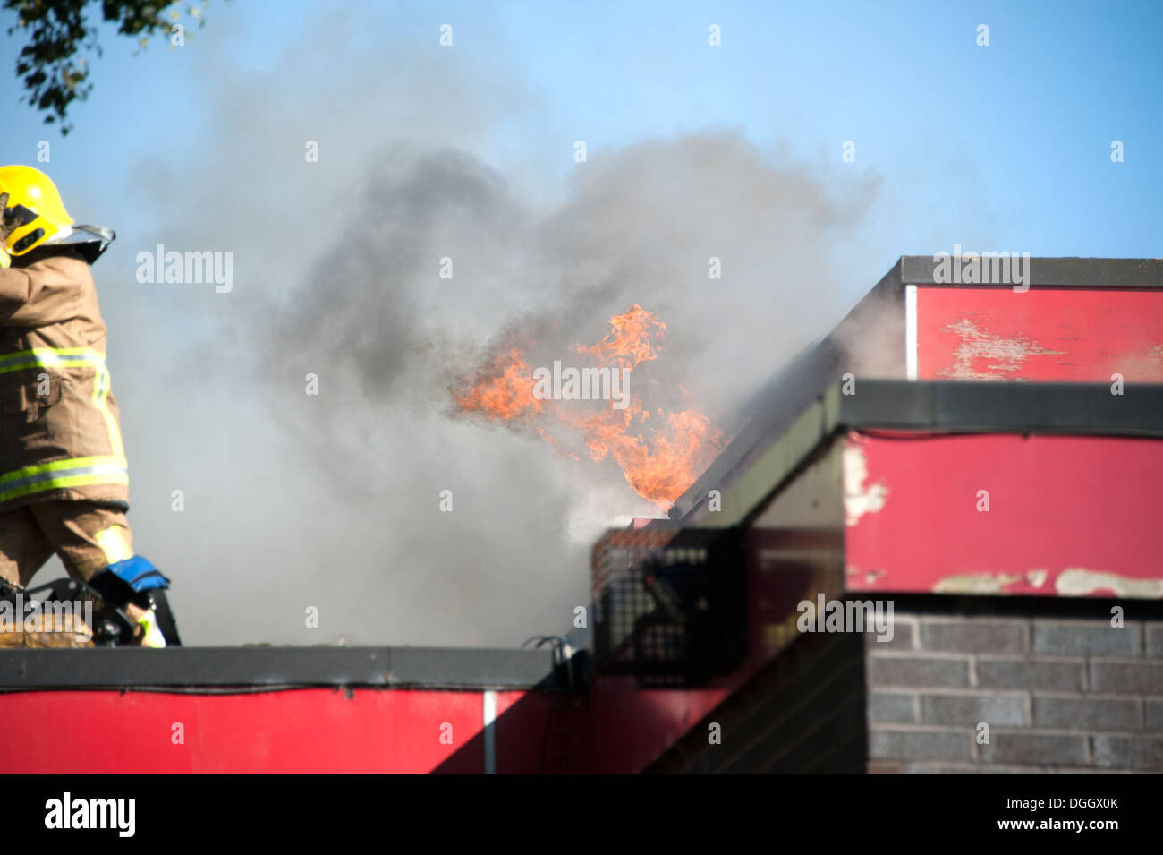 Toit plat sur bitume fire flames risque sécurité fumée Banque D'Images