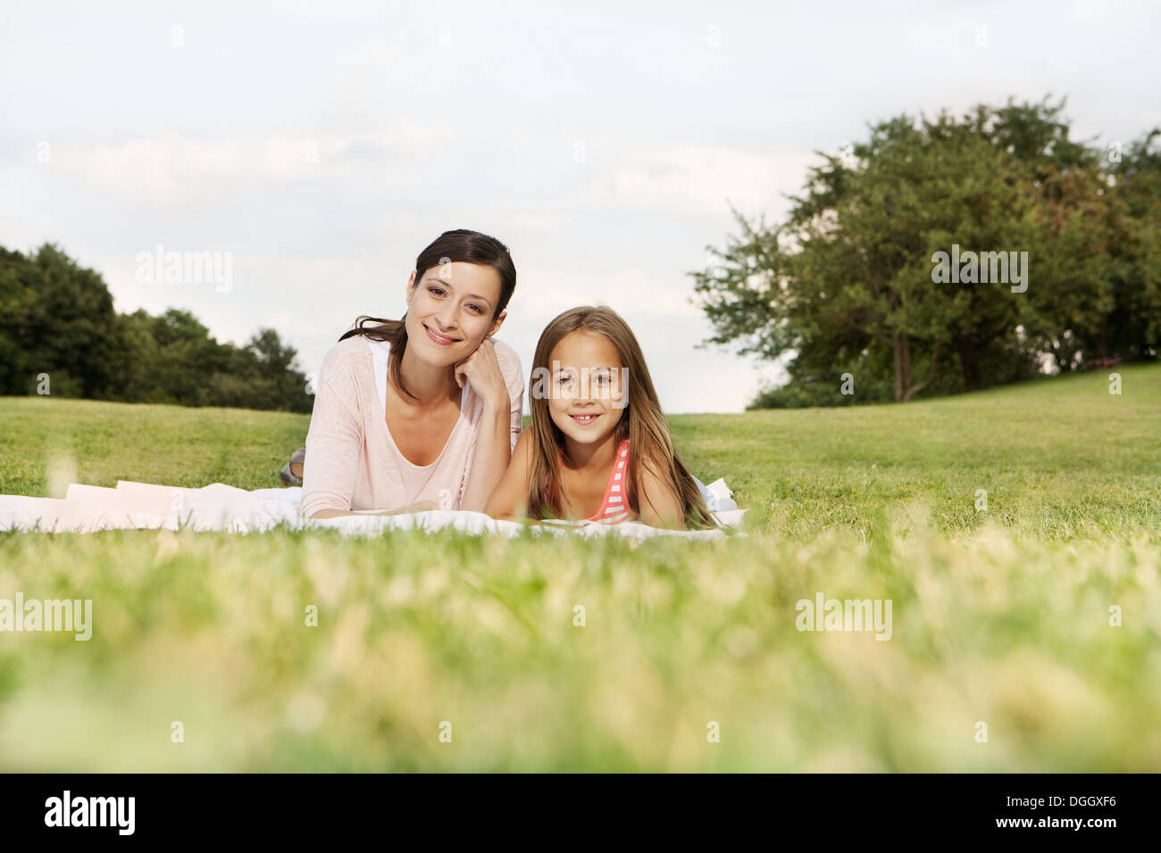 Mother and Daughter lying on blanket looking at camera Banque D'Images