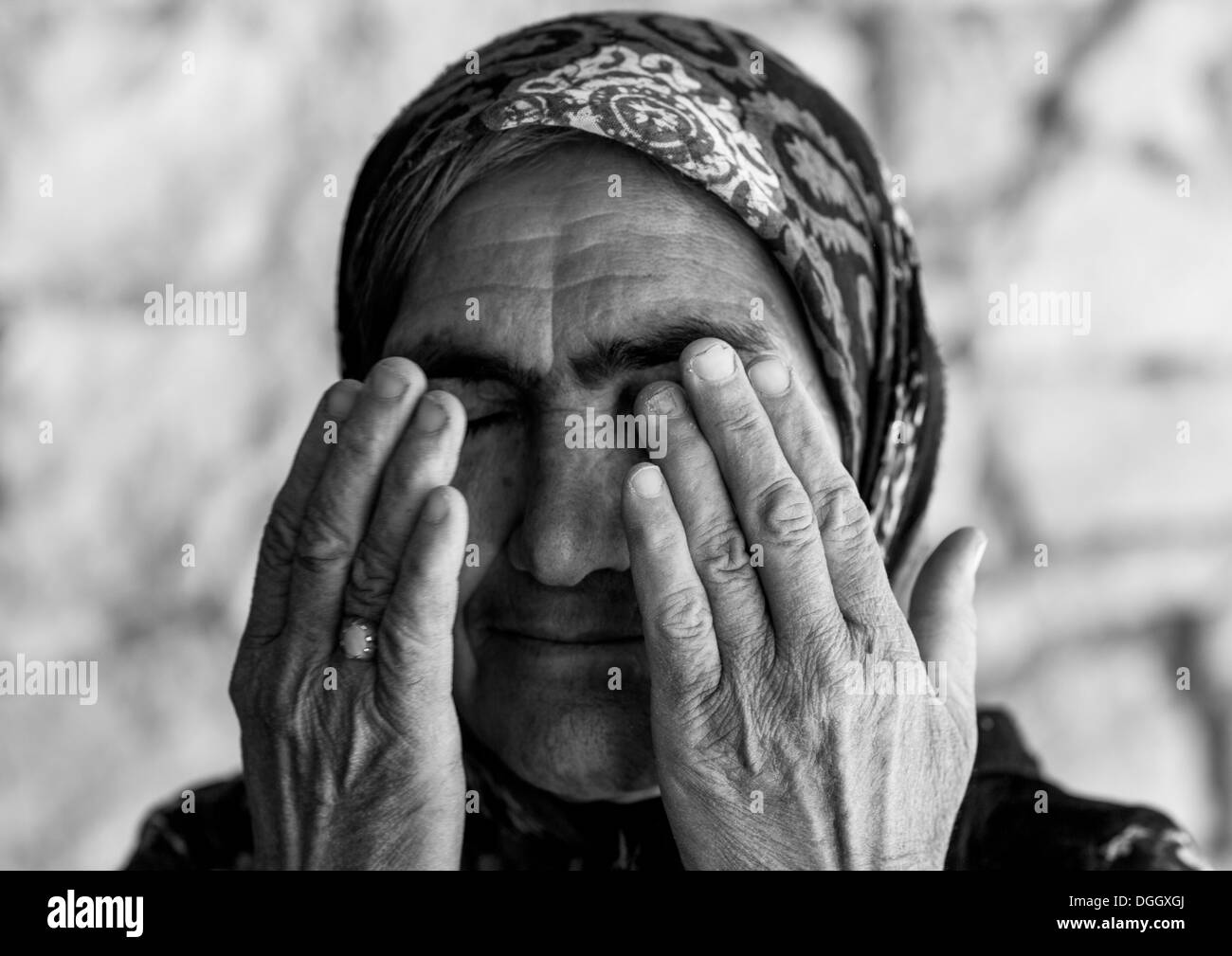 Vieille Femme kurde avec ses doigts sur ses yeux, Palangan, Iran Banque D'Images