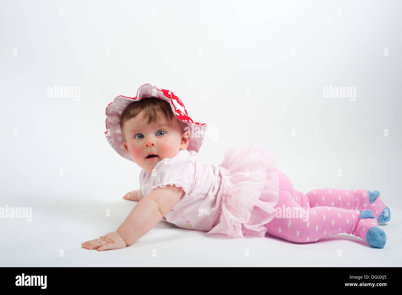 Baby Girl lying on stomach looking at camera Banque D'Images