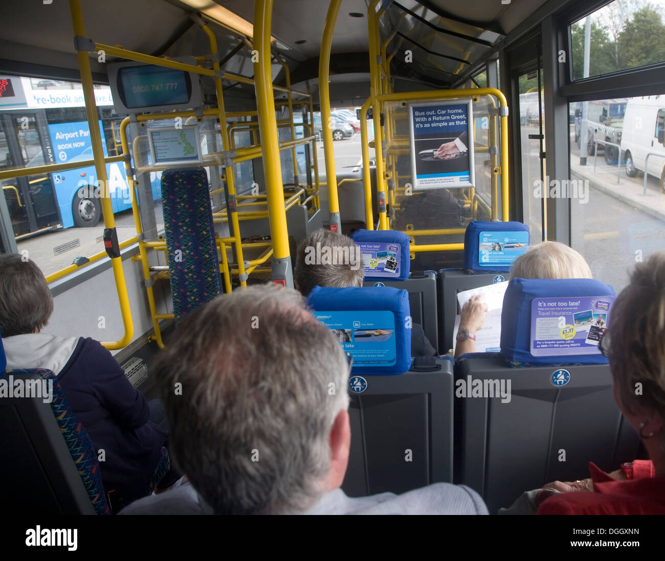 Les passagers voyageant sur Airparks airport parking bus navette de l'aéroport de Gatwick Londres Angleterre Banque D'Images