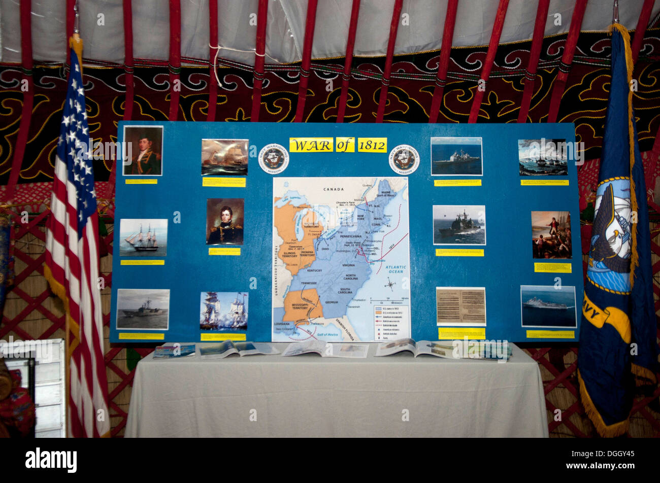 Les membres de la marine afficher une table de l'histoire dans la yourte au cours de la 238e anniversaire de la Marine américaine au centre de transit de Manas, le Kirghizistan, le 13 octobre 2013. La commission comprenaient d'importantes figures de l'histoire et des événements qui aident à façonner la branche de service. Banque D'Images