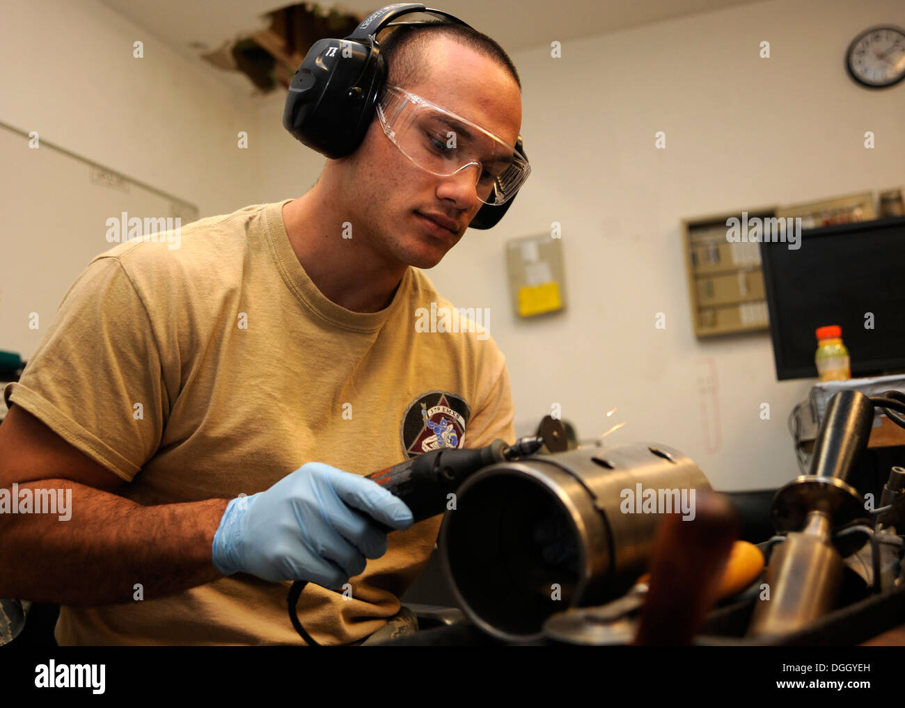 Nathaniel Senior Airman Inman utilise un outil rotatif de numéros d'identification d'etch pièces hors tension pendant les dernières étapes de la rupture Banque D'Images