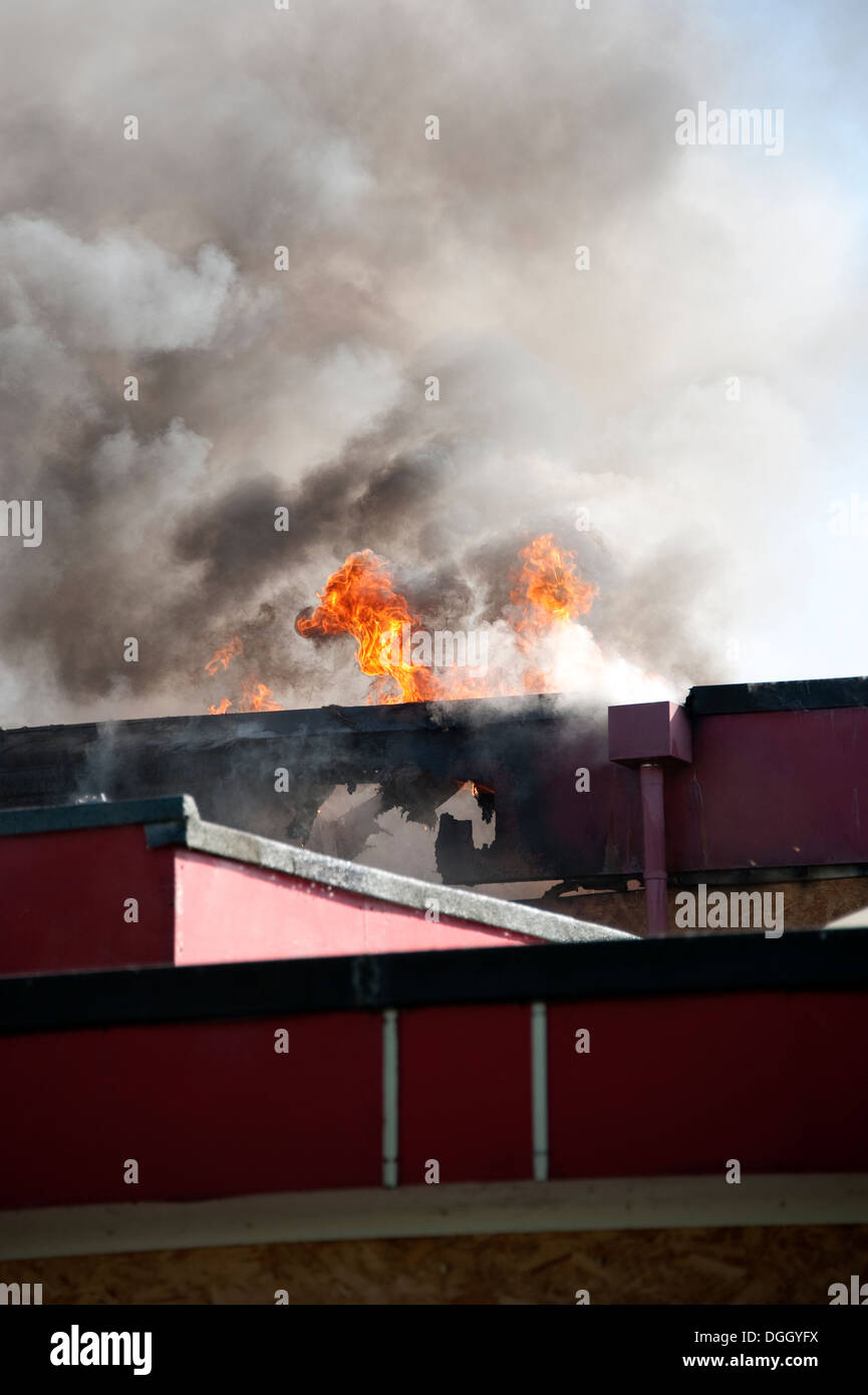 Toit plat sur bitume fire flames risque sécurité fumée Banque D'Images