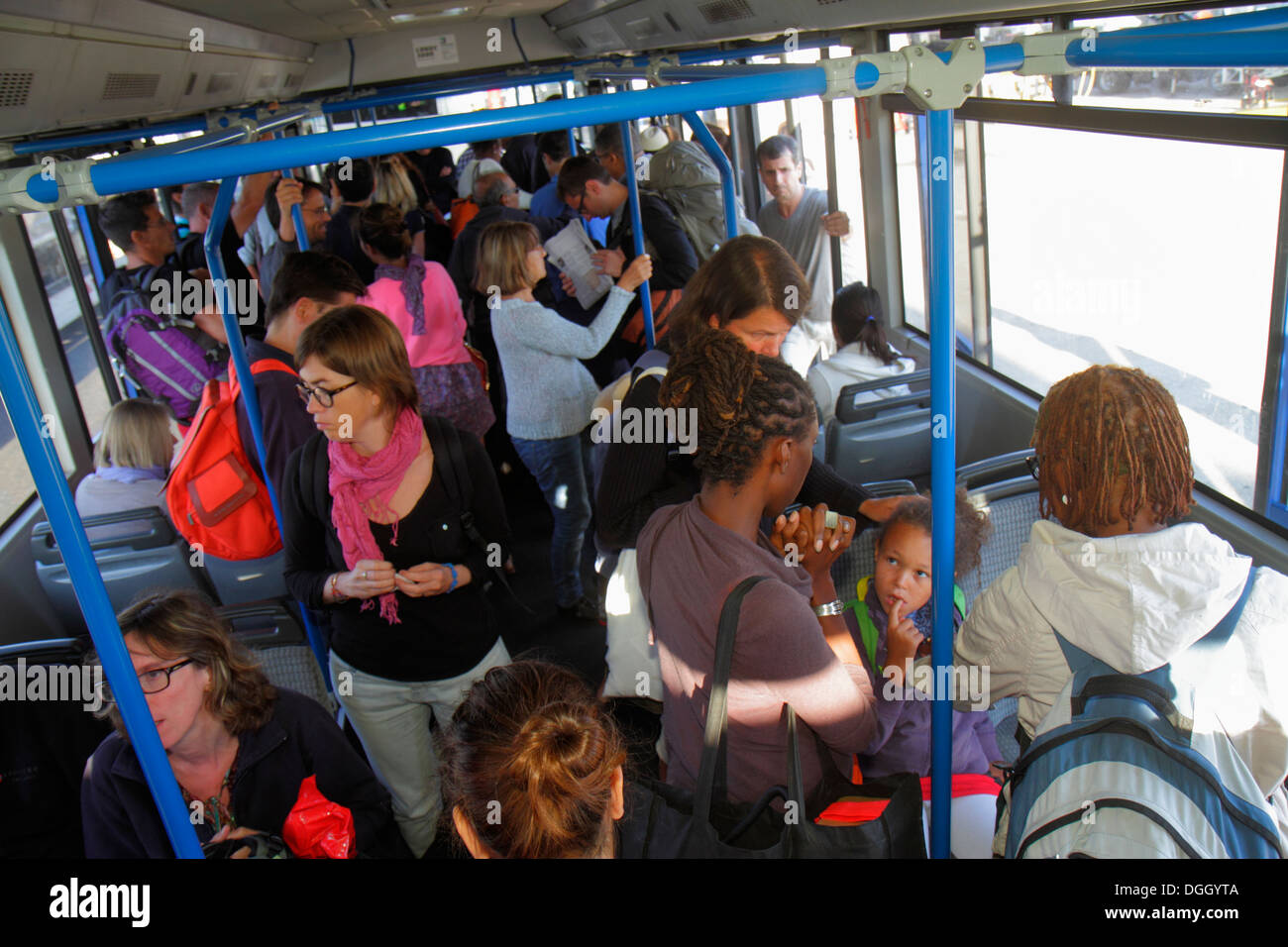 Paris France,Europe,Français,CDG,aéroport Charles de Gaulle,arrivée,passagers rider riders,navette bus,entraîneur,adulte,adultes,femme femme femme Banque D'Images