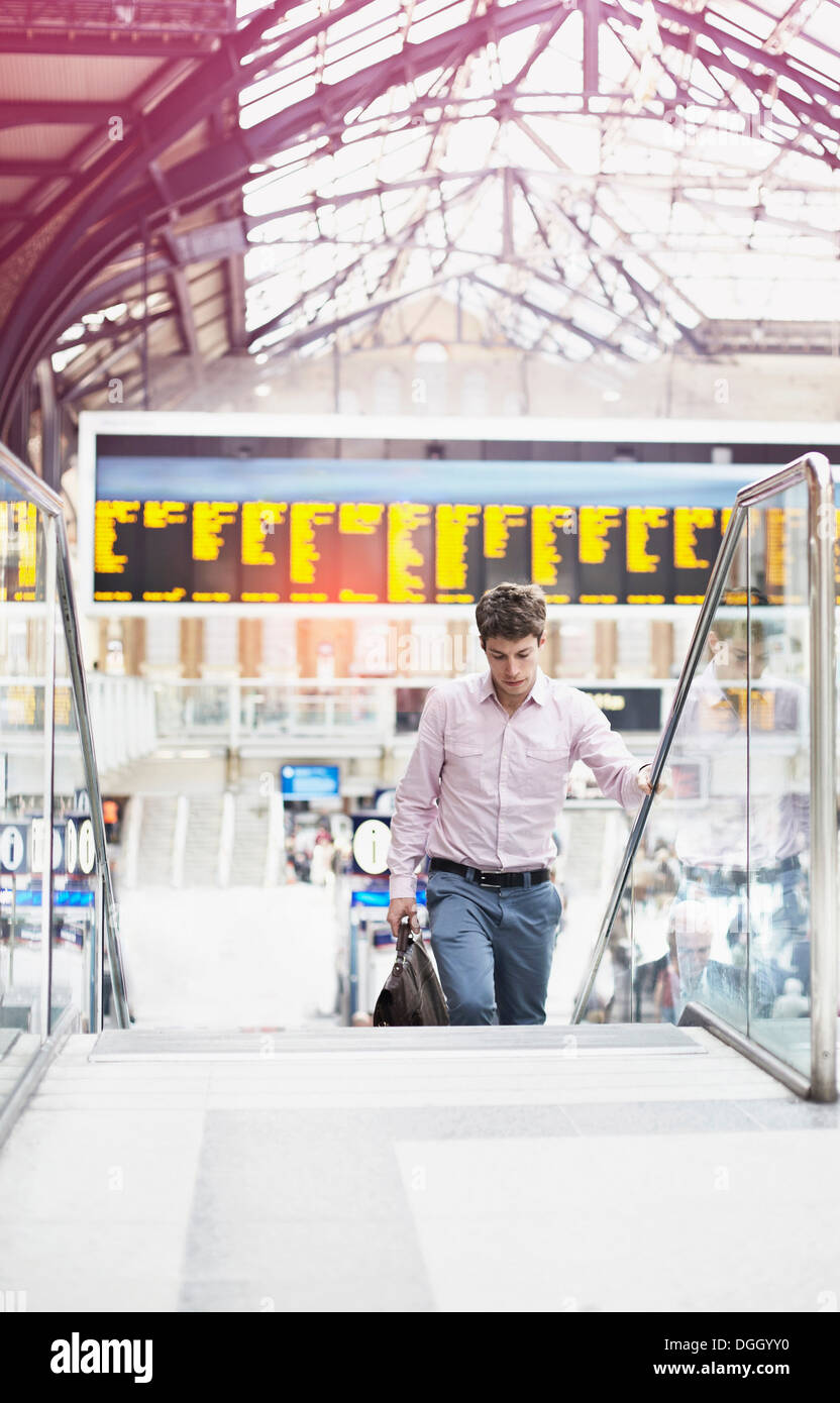 Businessman sur l'escalator, London, England, UK Banque D'Images