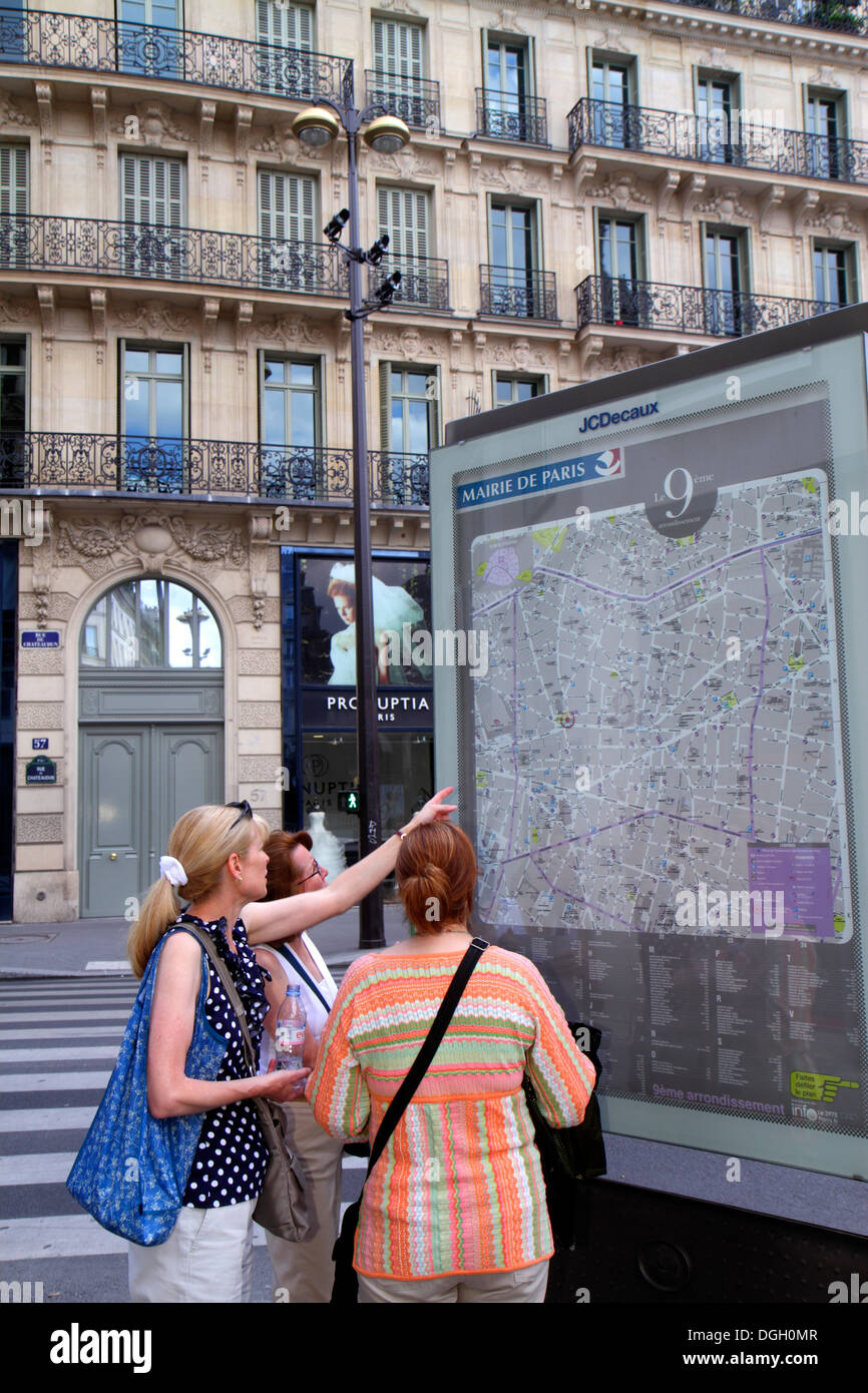 Paris France,9ème arrondissement,place d'Estienne d'Orves,carte des rues,adulte,adulte,femme femme,regarder,lire,France130814066 Banque D'Images