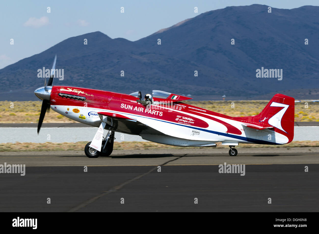 Matt Jackson pilote taxis le P-51 Mustang 'Strega' sur la piste à la place champ pendant le 2013 National Championship Air Races. Banque D'Images
