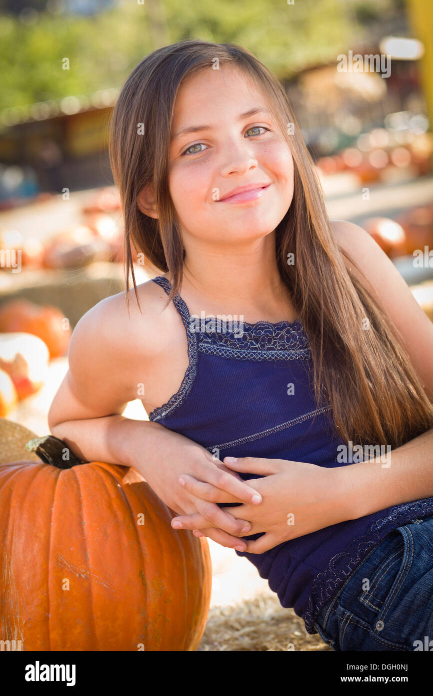 Preteen Girl Portrait à la citrouille dans un cadre rustique. Banque D'Images