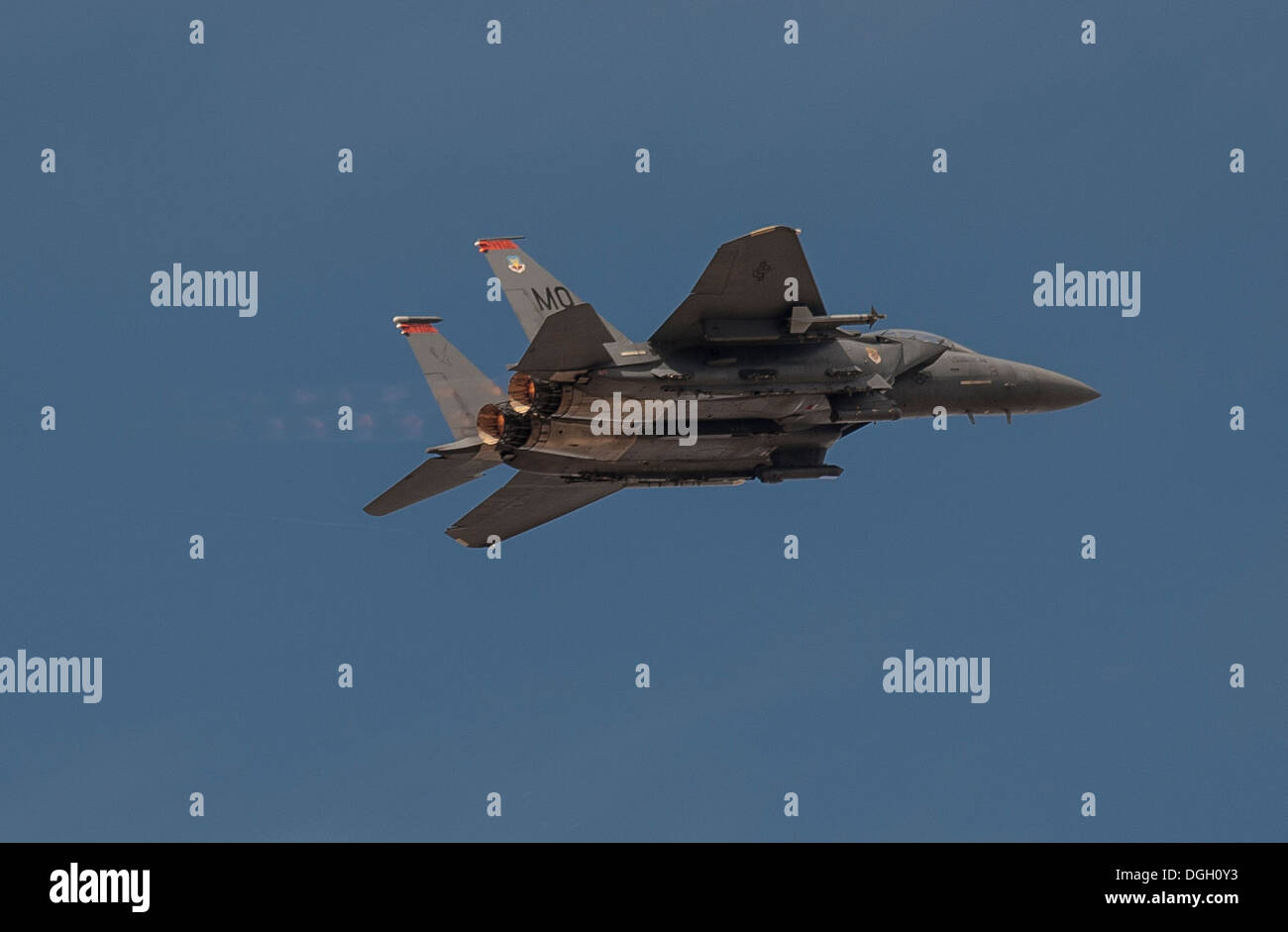 Une 391e Escadron de chasse F-15E Strike Eagle s'élance dans le ciel du désert pendant l'exercice 2013, au Roundup Montagne Saylor bombe Creek Banque D'Images