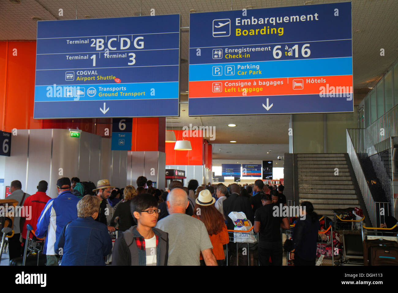 Paris France,Europe,Français,CDG,aéroport Charles de Gaulle,terminal,porte,panneau,logo,information,directions,Anglais Français bilingue,Asiatiques ethniques i Banque D'Images