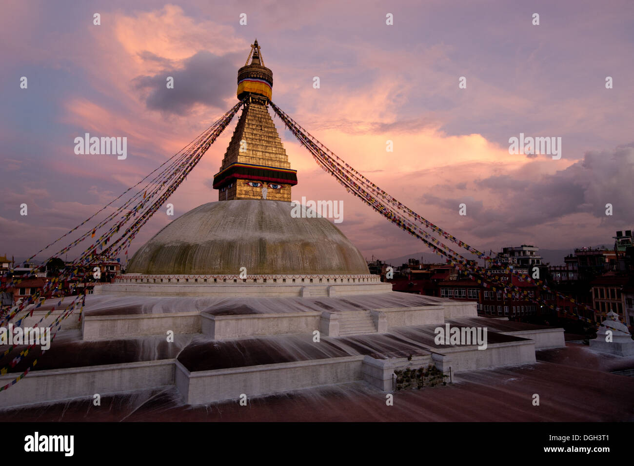 Sanctuaire bouddhiste Boudhanath Stupa avec prier flags en Ciel de coucher du soleil. Népal, Katmandou Banque D'Images