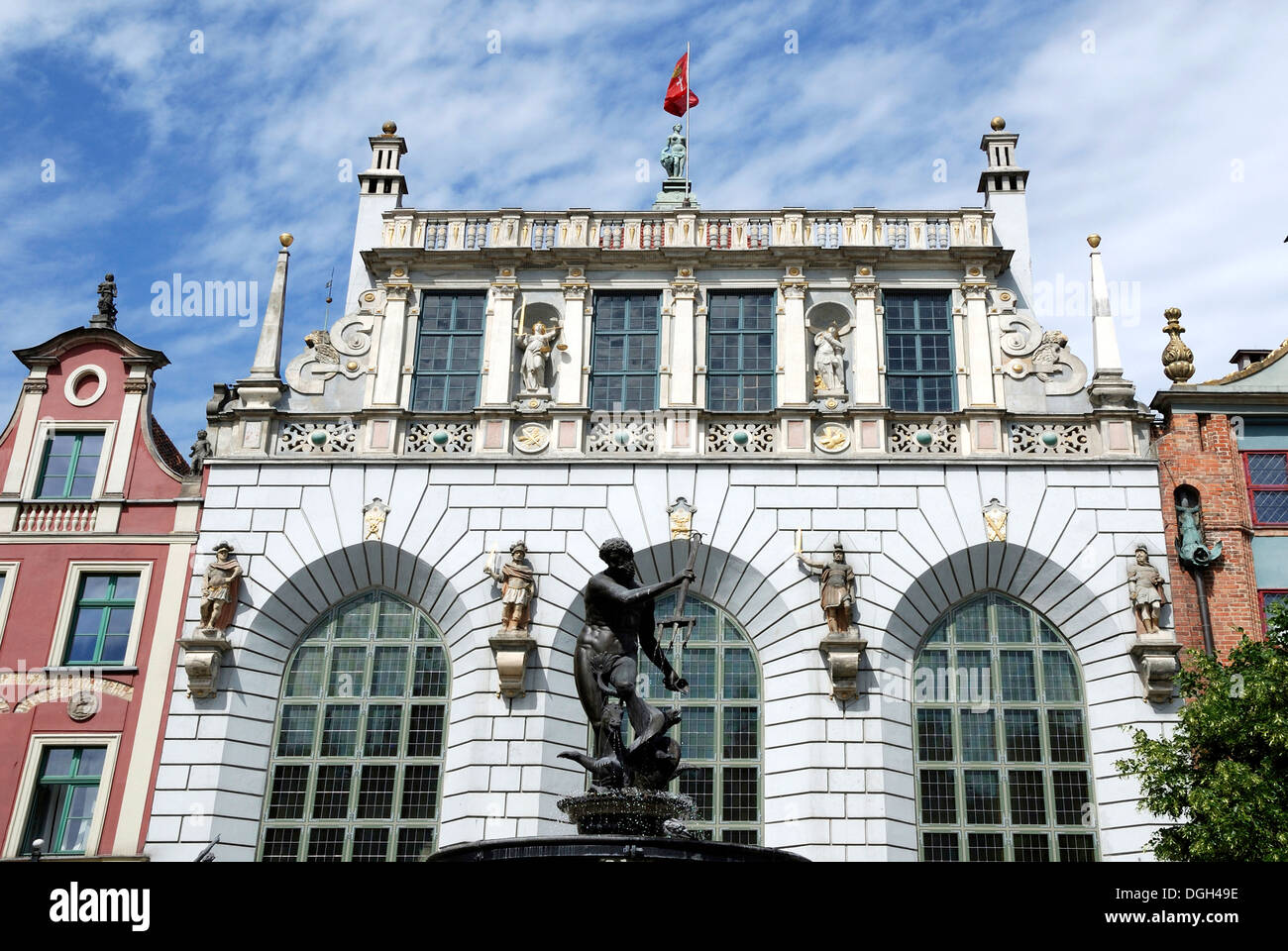 La Cour d'Artus avec fontaine de Neptune au marché longtemps à Gdansk. Banque D'Images