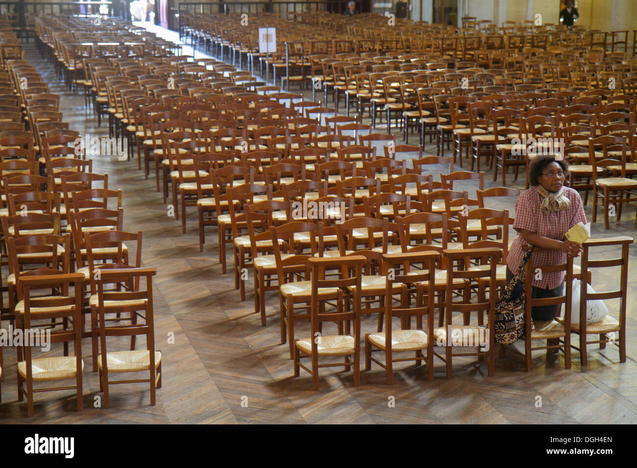 Paris France,9ème arrondissement,place d'Estienne d'Orves,Eglise de la Sainte-Trinité,Catholique,Eglise,immigrant noir,adulte,adulte,femme femme,k Banque D'Images