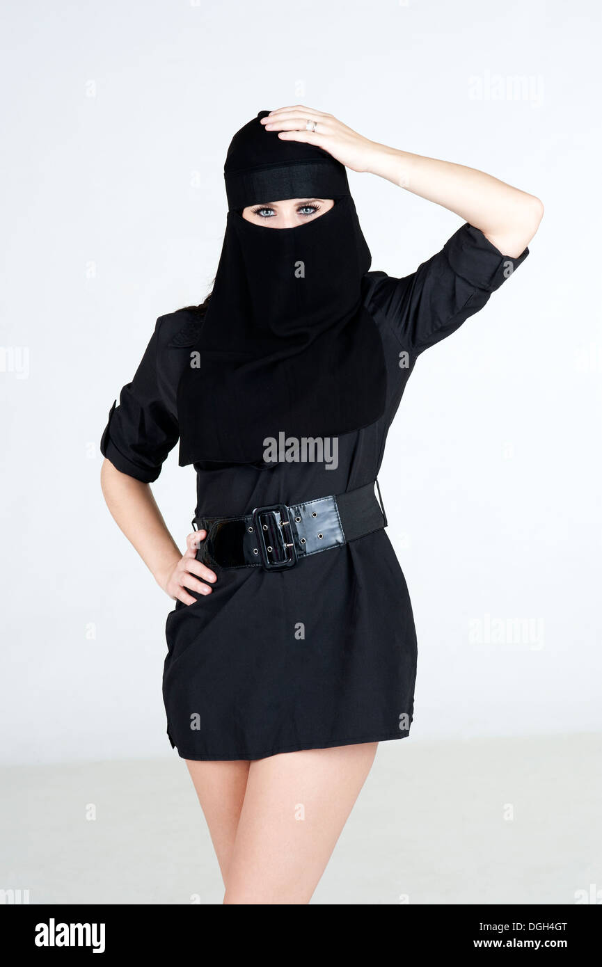 Jeune femme blanche avec de beaux yeux portant un Niqab Photo Stock - Alamy