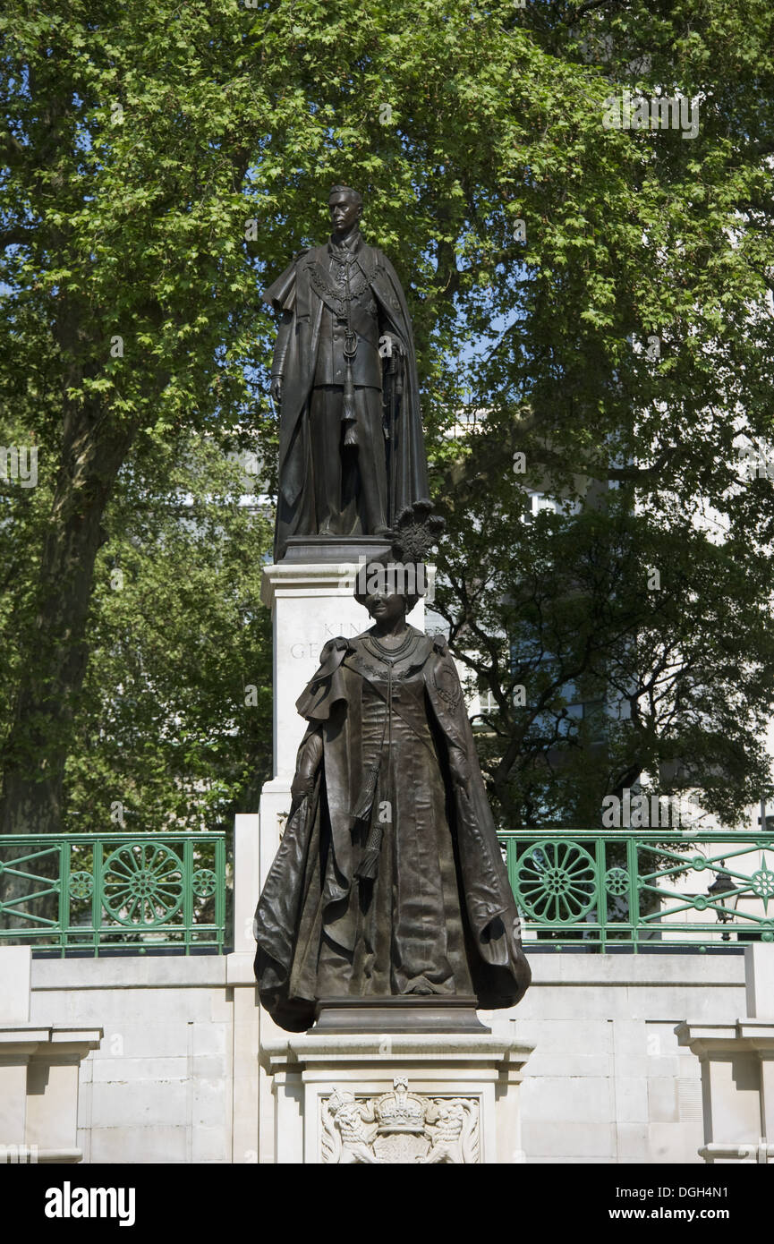 Memorial des statues de la reine Elizabeth la reine mère et le roi George VI en porte-jarretelles Jardins Carlton robes La ville de centre commercial Banque D'Images