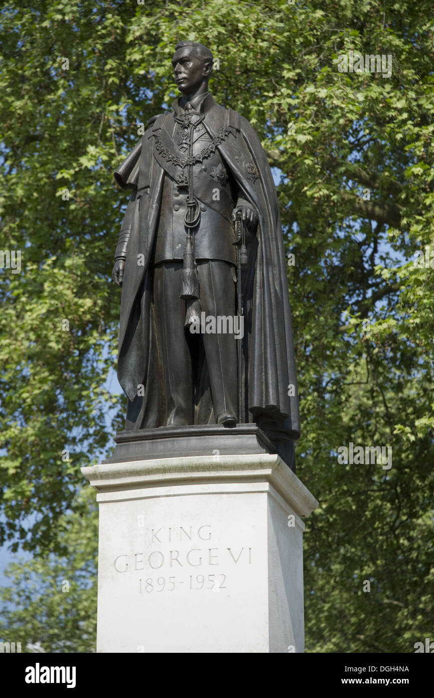 Memorial statue du roi George VI en porte-jarretelles robes, Carlton Gardens, The Mall, City of Westminster, Londres, Angleterre, avril Banque D'Images