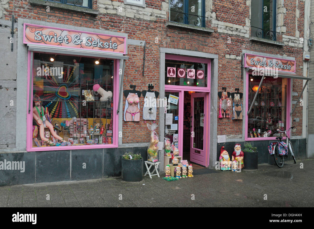 Un sexe toy shop nouveauté Swiet appelé & Seksie (Polonais traduit à  Célébrations et sexe) à Anvers, Belgique Photo Stock - Alamy