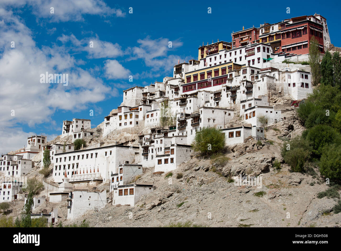 Patrimoine bouddhiste, monastère Thiksey Gompa ( ) temple sous ciel bleu. L'Inde, le Ladakh, le monastère de Thiksey Banque D'Images