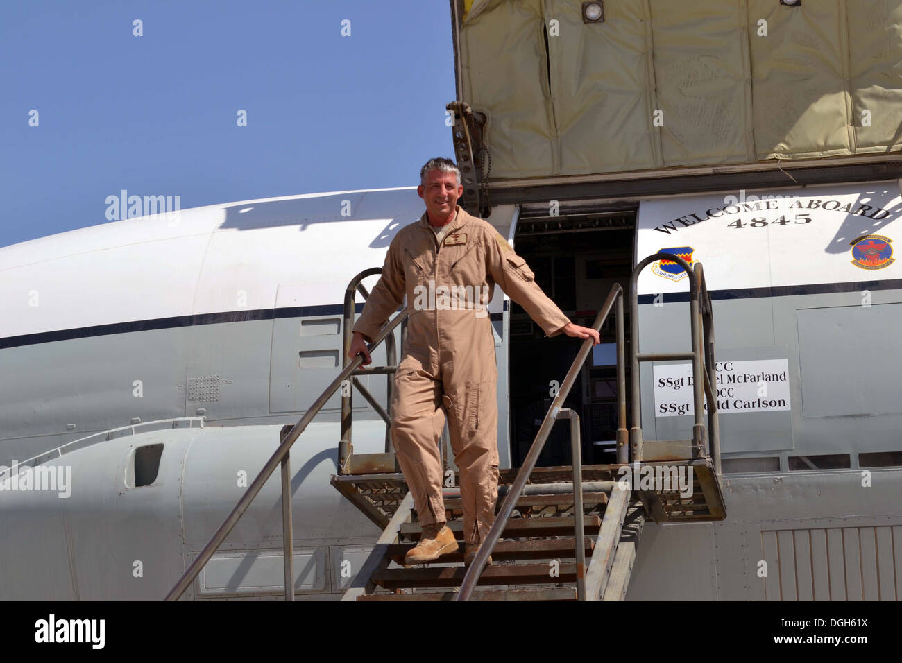 Le conseiller-maître Sgt. Timothy Lindell débarque un RC-135 Rivet joint pour la dernière fois après son dernier vol à la 379e escadre expéditionnaire aérienne en Asie du Sud-Ouest, 10 octobre 2013. Le vol de Lindell en service à son pays s'est produit à bord du même un RC-135 Banque D'Images